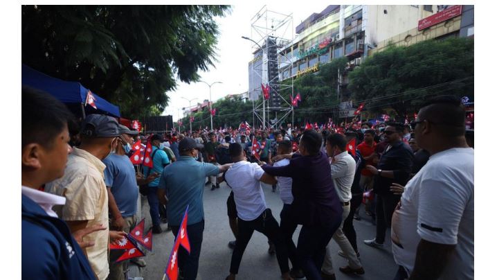 दरबारमार्गमा बालेनको पक्षमा नारा लगाएका समर्थक कुटिए