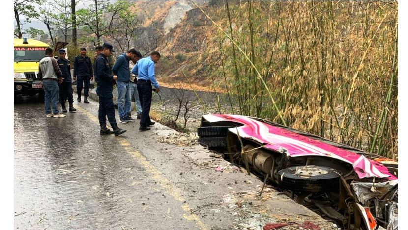 काठमाडौंबाट रामेछापको बाम्ती जाँदै गरेको बस रोशीमा दुर्घटना