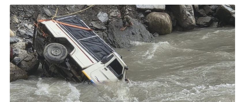 भोटेकोशीमा बोलेरो खस्यो, २ जना बेपत्ता