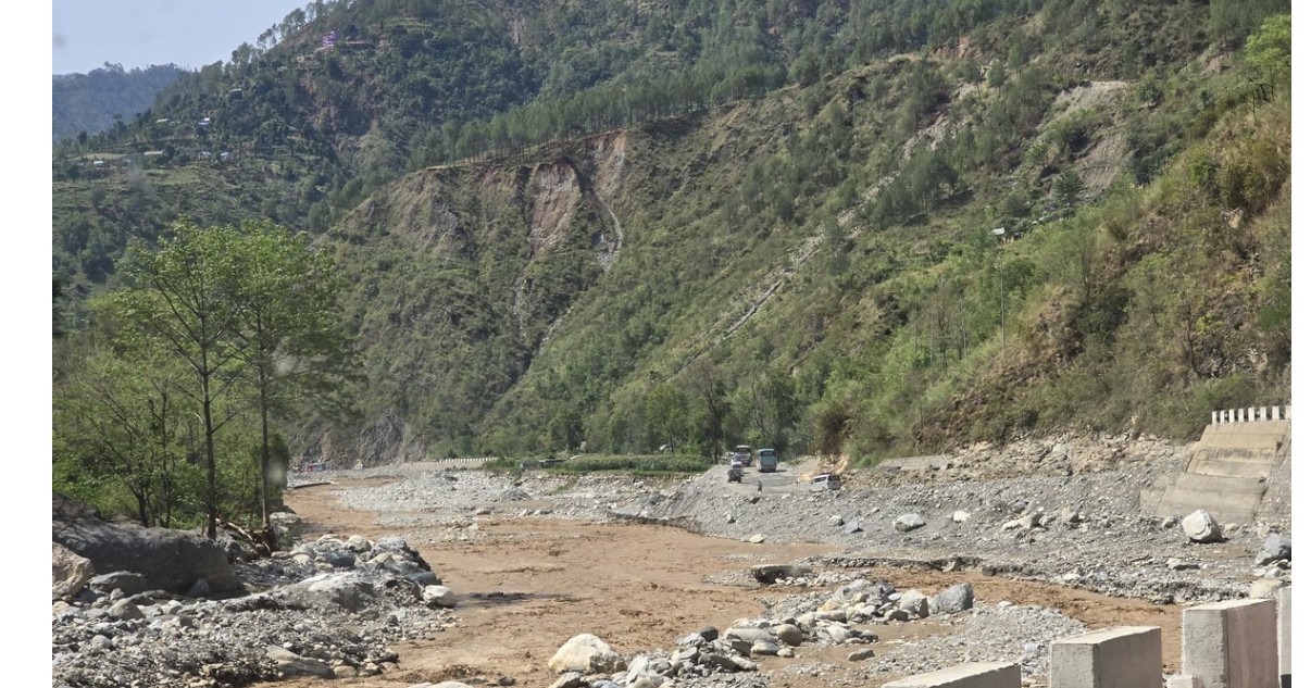 अझै ३२ स्थानमा सडक अवरुद्ध