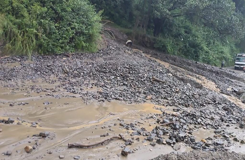 बीपी राजमार्ग पूर्ण रूपमा अवरुद्ध, रोशीका दुई स्थानमा पहिरो र लेदो