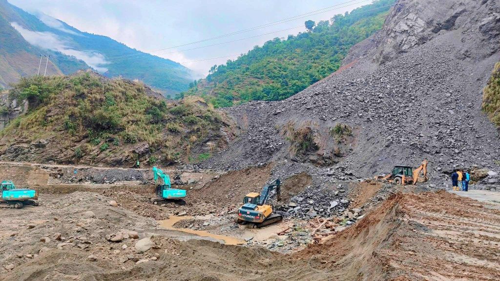 सुख्खा पहिरो गएपछि ३ दिनदेखि बिपी राजमार्ग अवरुद्ध