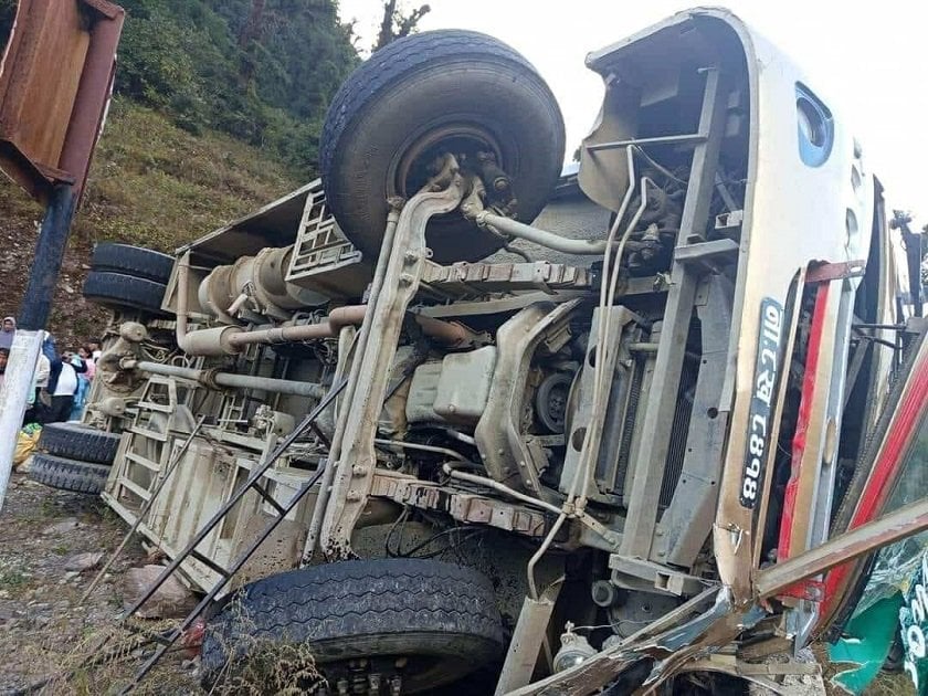 रुकुमबाट काठमाडौँ आउँदै गरेको बस दुर्घटना, १९ जना घाइते