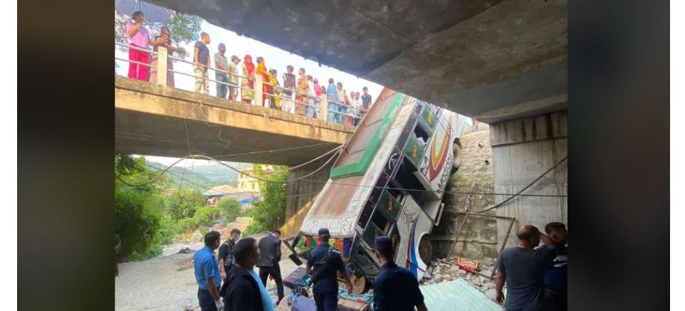 आँबुखैरेनीमा बस दुर्घटना, ११ जना घाइते