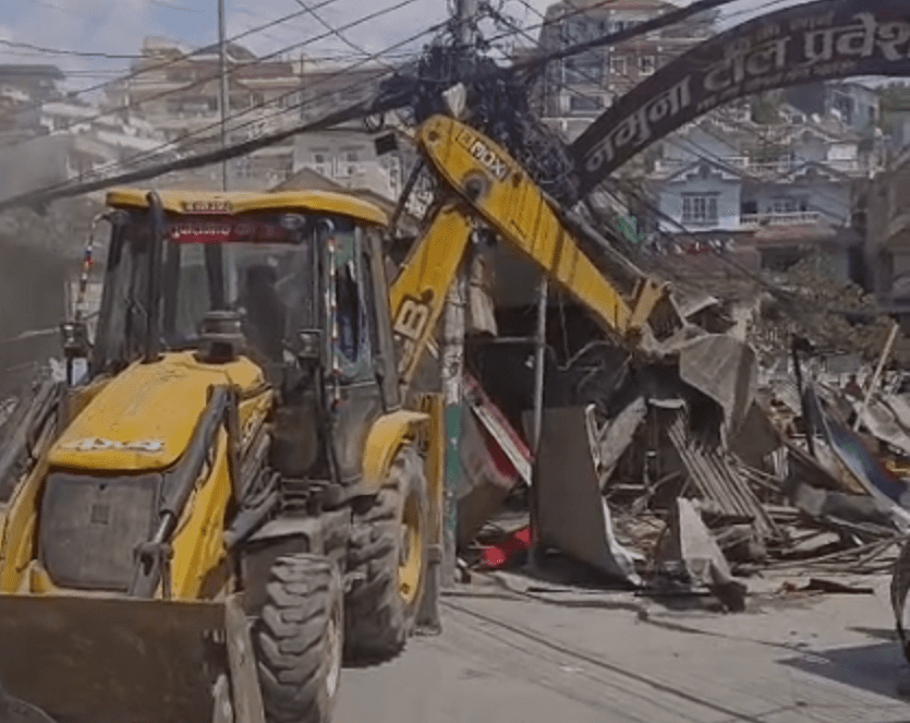 टोखामा सार्वजनिक जग्गा मिचेर बनाइएका संरचनामा प्राधिकरणको डोजर