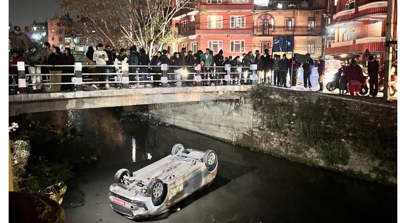 धोबी खोलामा कार खस्यो