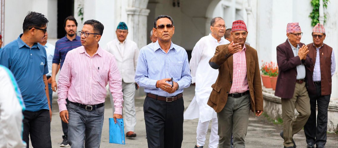 लिङ्‍देनले गिरीलाई पदमुक्त गरेपछि नेताहरूले दिए आयोगमा उजुरी