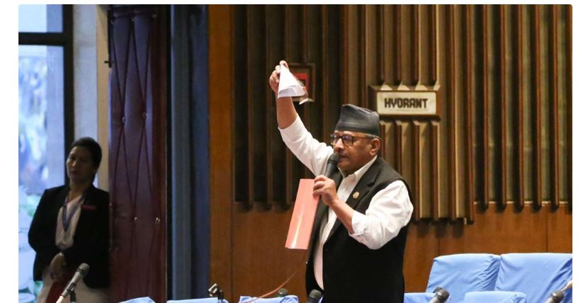 समाजवादीका सांसद थापाले संसद बैठकमै च्याते बजेट पुस्तिका