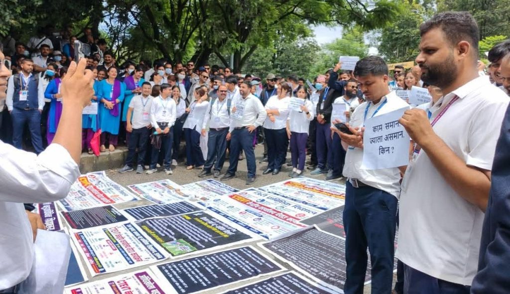 करार र ज्यालादारी कर्मचारीद्वारा सीटीईभीटीको केन्द्रीय कार्यालय घेराउ