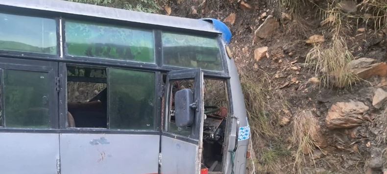 कालीकोटबाट टीकापुर जाँदै गरेको बस दैलेखमा दुर्घटना