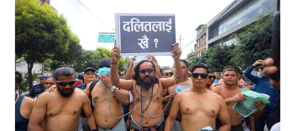 दलितका लागि संविधानमा उल्लेख भएका अधिकारहरूको पालना नभएको भन्दै अर्धनग्न जुलुस