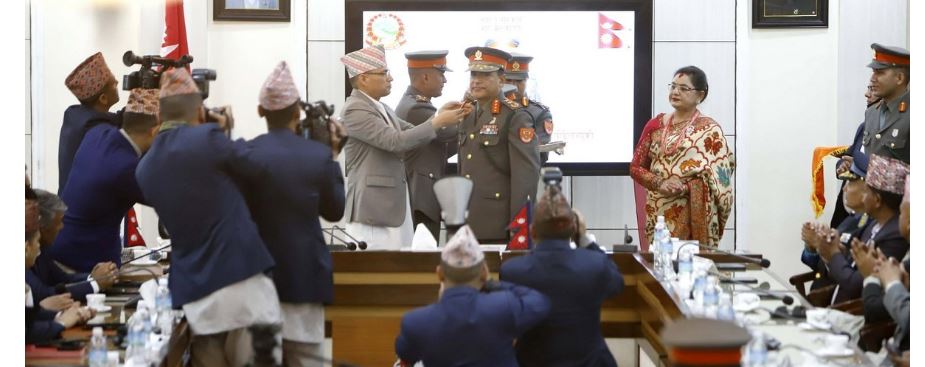 नवनियुक्त आईजी पौडेललाई दर्ज्यानी चिन्ह प्रदान