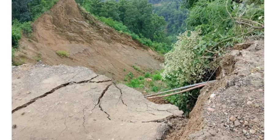 दाउन्नेमा राति खुलेको राजमार्गमा फेरि पहिरो