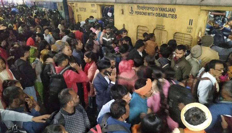नयाँदिल्ली रेलवे स्टेसनमा भागदौड हुँदा १८ जनाको मृत्यु