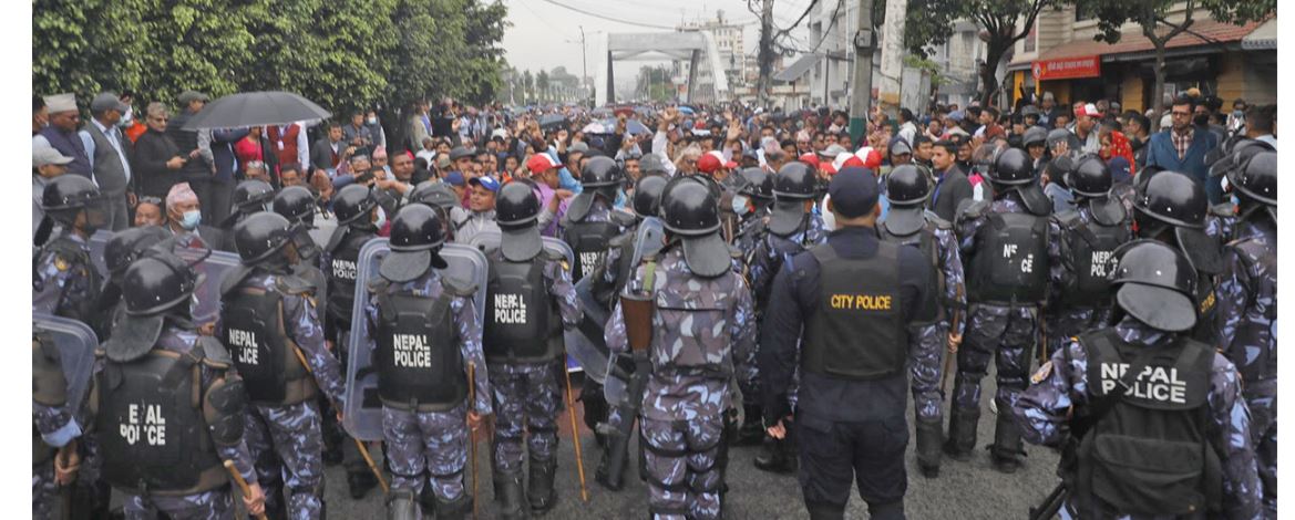 शिक्षकले सडक कब्जा गर्न खोज्दा प्रहरीसँग धकेलाधकेल