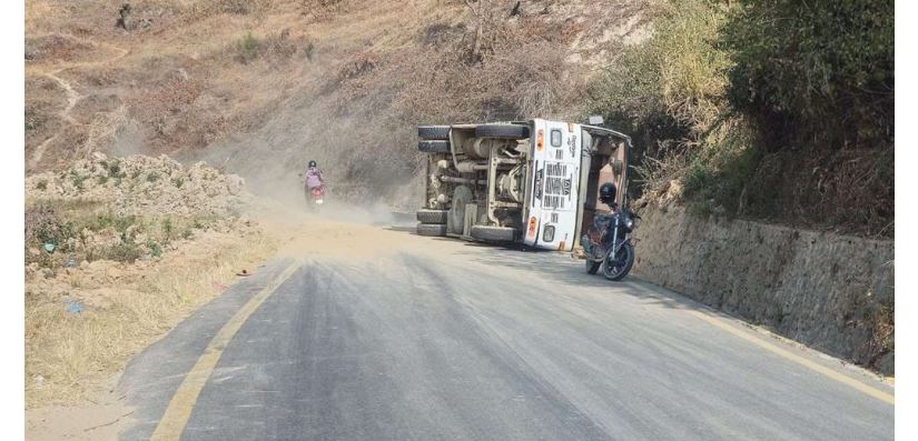 काठमाडौंबाट रामेछाप भएर ओखलढुंगा जाँदै गरेको बस धुलिखेलमा दुर्घटना, १७ जना घाइते