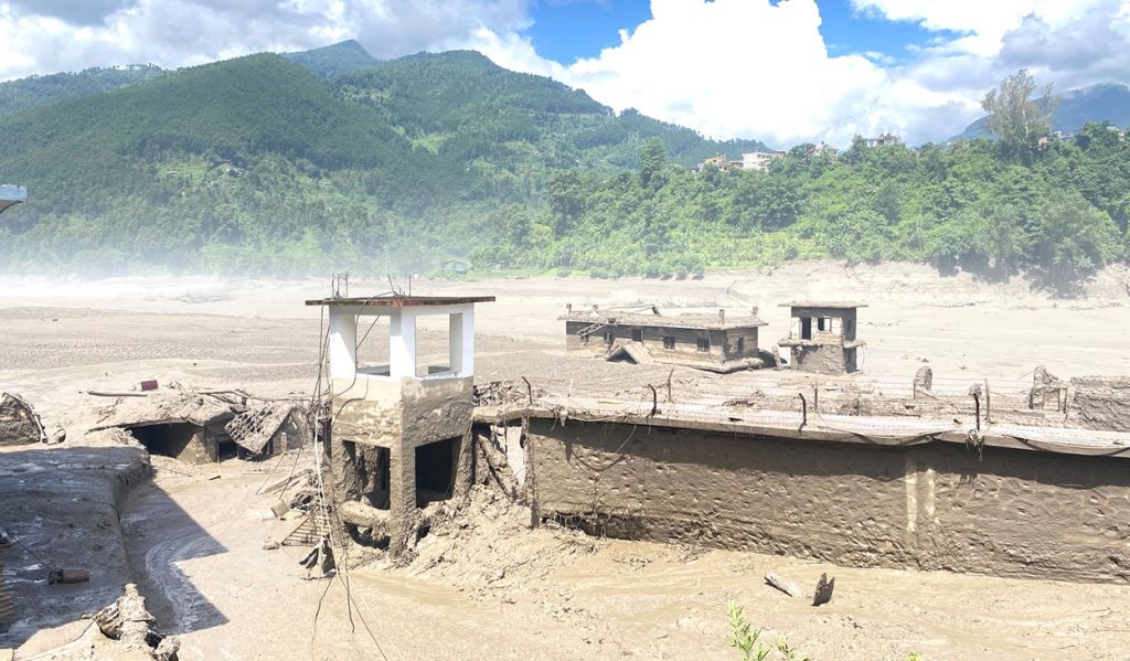 रसुवामा आएको बाढीका कारण ३ सय ८४ पर्यटक सम्पर्कविहिन