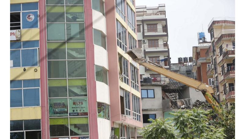 अनामनगरको भाइरल ७ तले घर भत्काउन सुरु