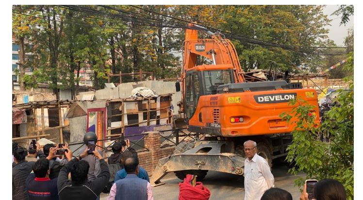 थापाथली सुकुमवासी बस्तीमा चल्यो डोजर