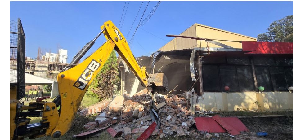 कांग्रेस नेता खड्काले स्काउटको जग्गामा बनाएको संरचनामा महानगरले चलायो डोजर