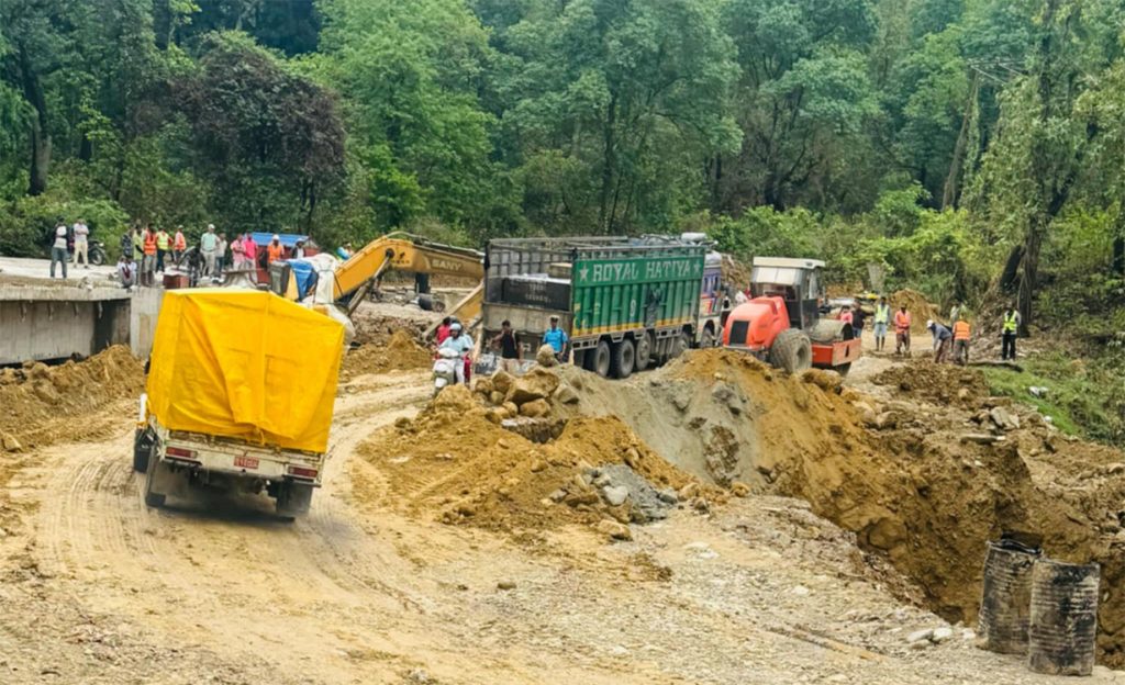 रातिदेखि अवरुद्ध पुर्व–पश्चिम राजमार्ग अन्तर्गत दाउन्ने सडक खण्ड एकतर्फी सञ्चालनमा