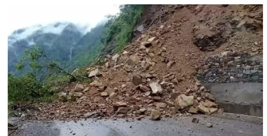पहिरोको कारण कुलेखानी-फाखेल-काठमाडौँ सडक अवरुद्ध