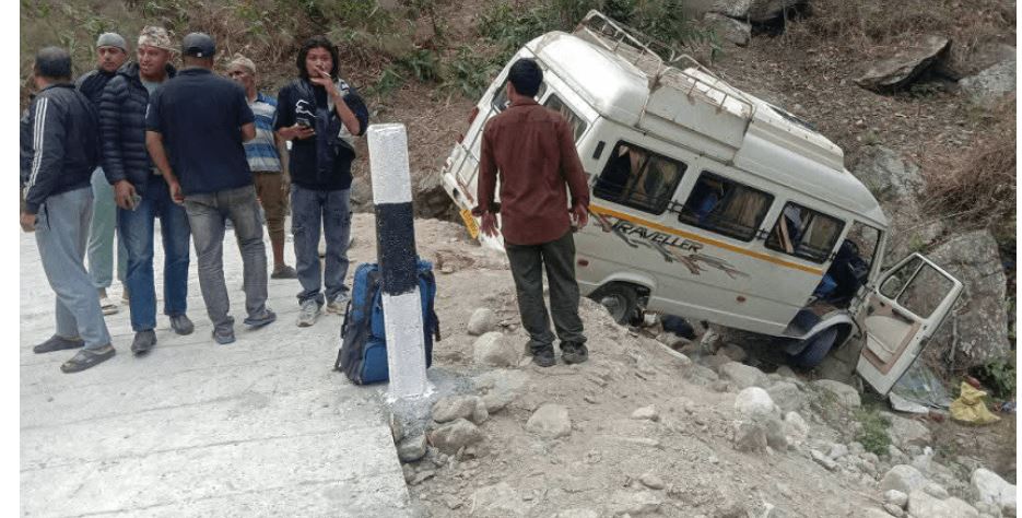 रामेछापको बेतालीबाट भारतको जयपुर जाँदै गरेको गाडी खिम्तीमा दुर्घटना, ८ जना घाइते