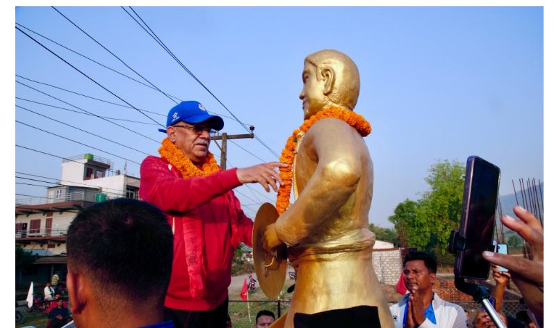 माओवादी अभियान : गैँडाकोटमा प्रचण्डको मर्निङ वाक, लखन थापाको सालिकमा माल्यार्पण