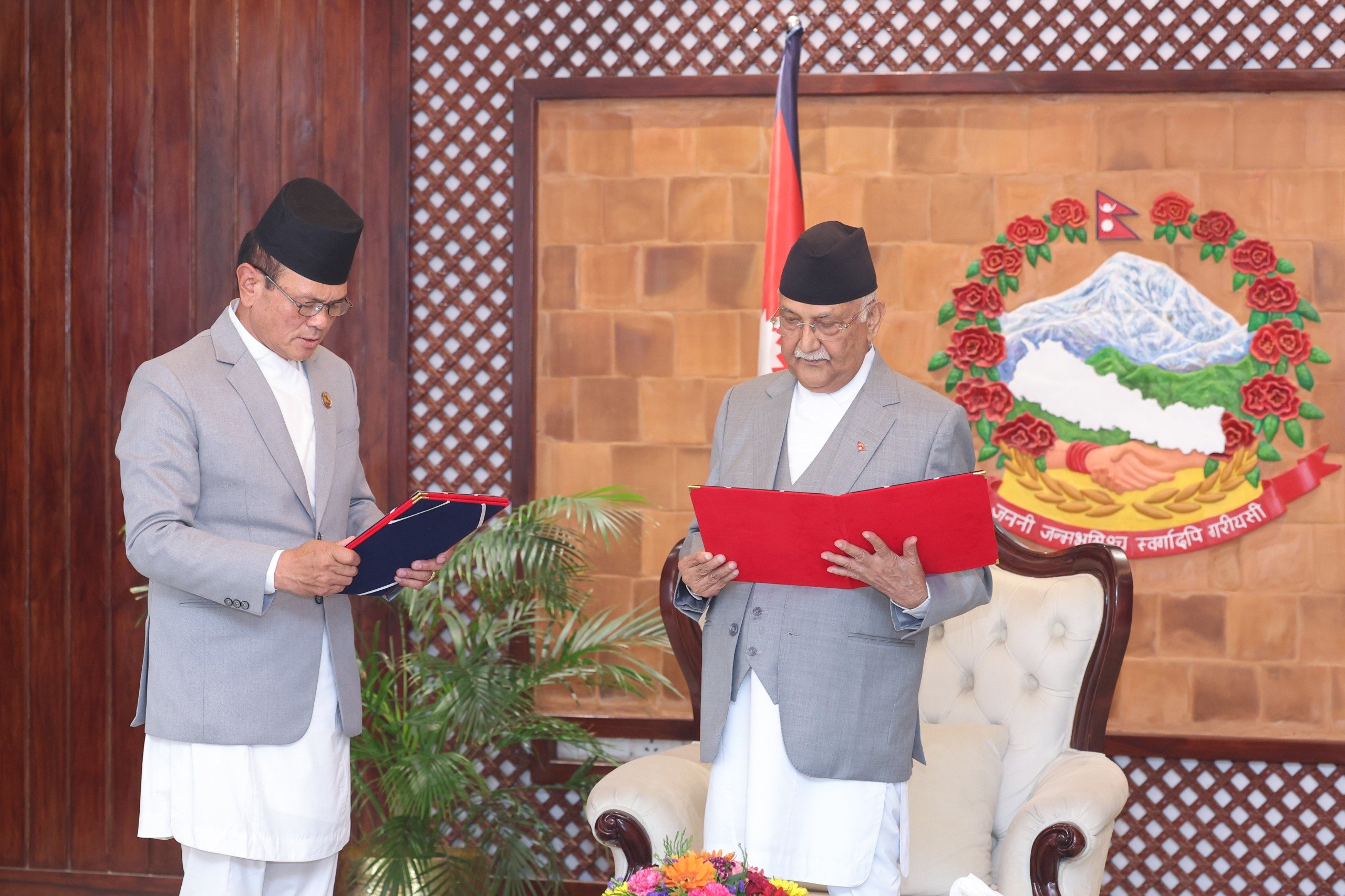 राज्यमन्त्री गर्बुजाले लिए शपथ