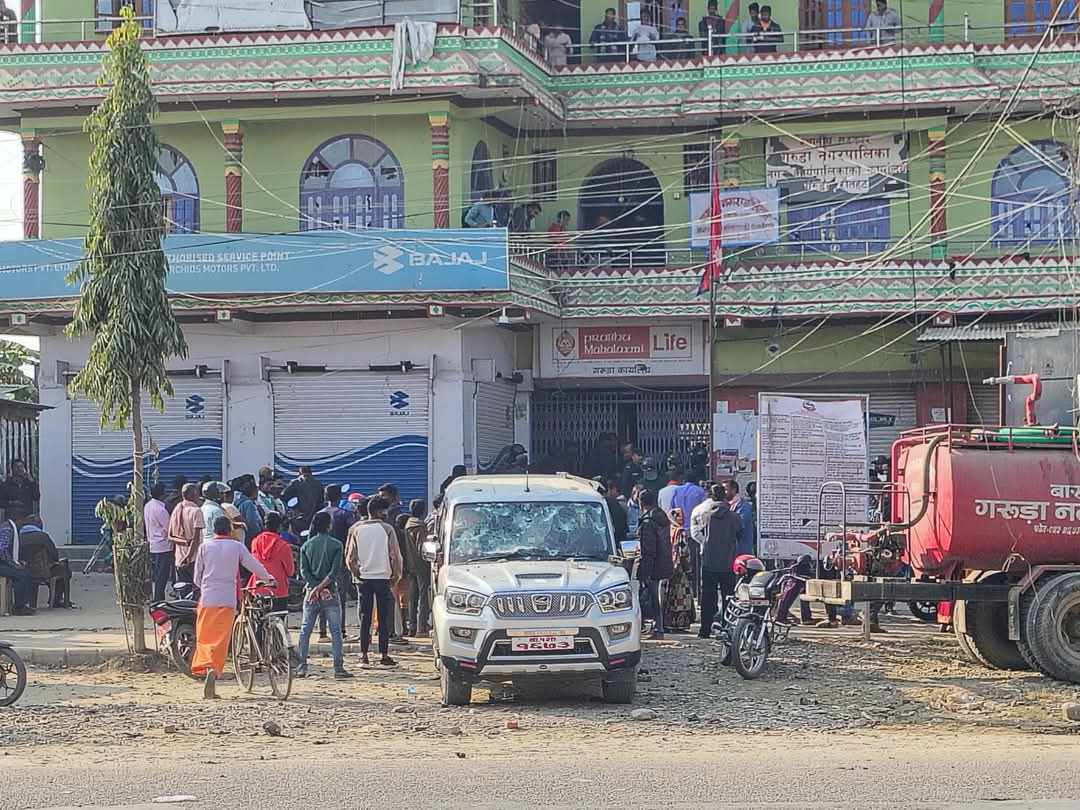 गरुडा नगरपालिका कार्यालयमा तोडफोड