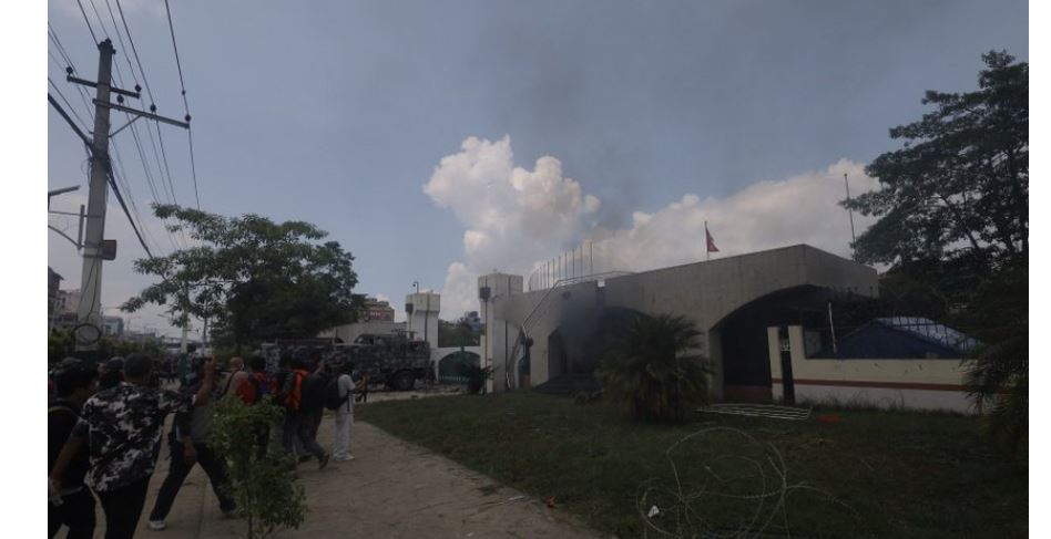 आन्दोलनकारीले संसद् भवनको गेटमा लगाएको आगो प्रहरीले निभायो