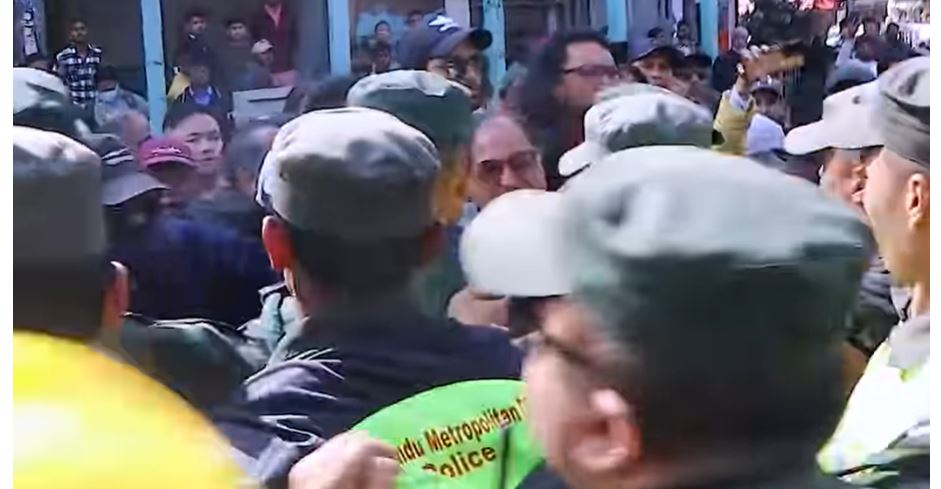 गौशालामा महानगर प्रहरी र स्थानीयबिच धकेलाधकेल