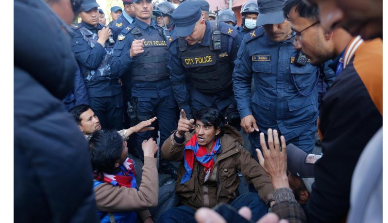 सिंहदरबार अगाडि घाइते जेनजीहरूको धर्ना