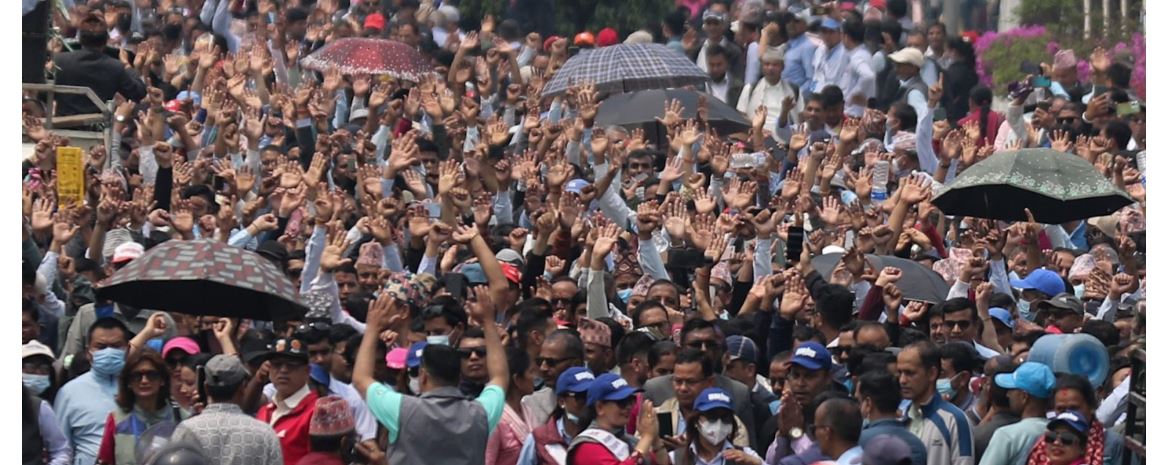 आन्दोलनरत शिक्षकहरुले हात उठाएर गरे सरकारको सांकेतिक विरोध