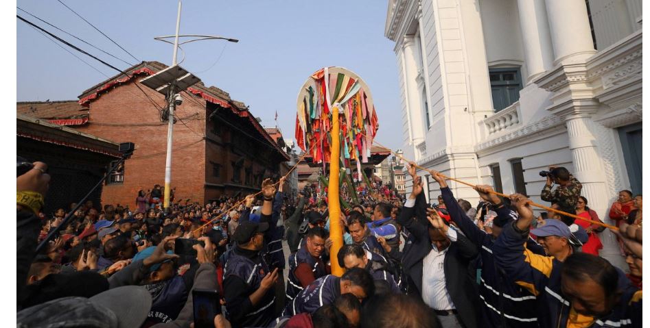 वसन्तपुरमा ठड्याइयो होलीको चीर