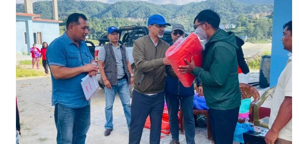 गोदावरीका बाढी पहिरो प्रभावित परिवारलाई जनार्दनले गरे राहत सामग्री वितरण