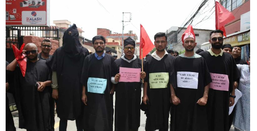 कांग्रेस पार्टी कार्यालय बाहिर कालो पोशाकमा कार्यकर्ता