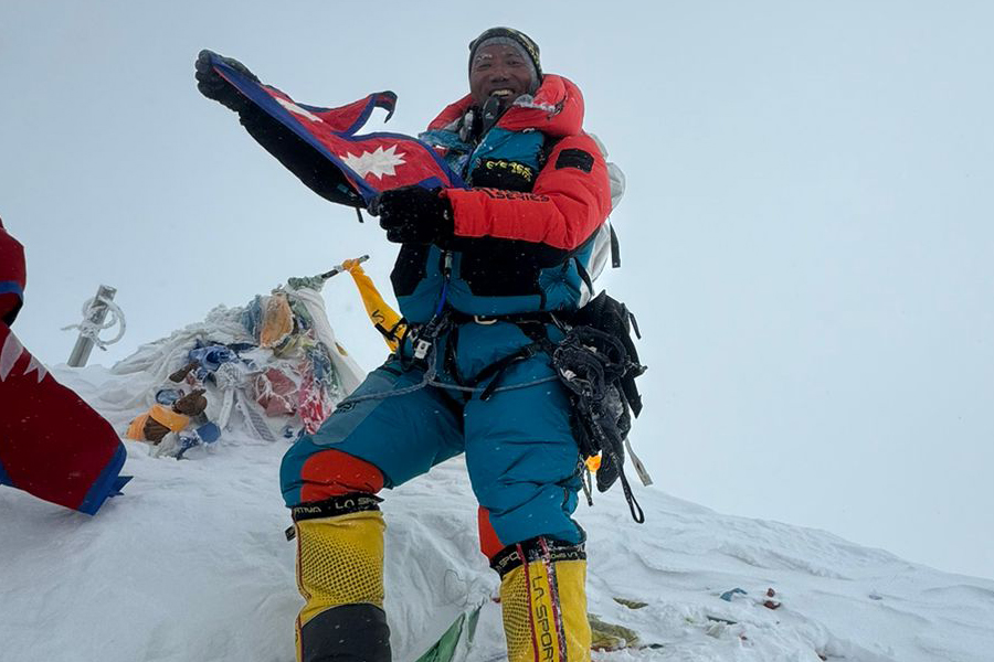 ३१औं पटक सगरमाथाको शिखरमा पुगे कामिरिता