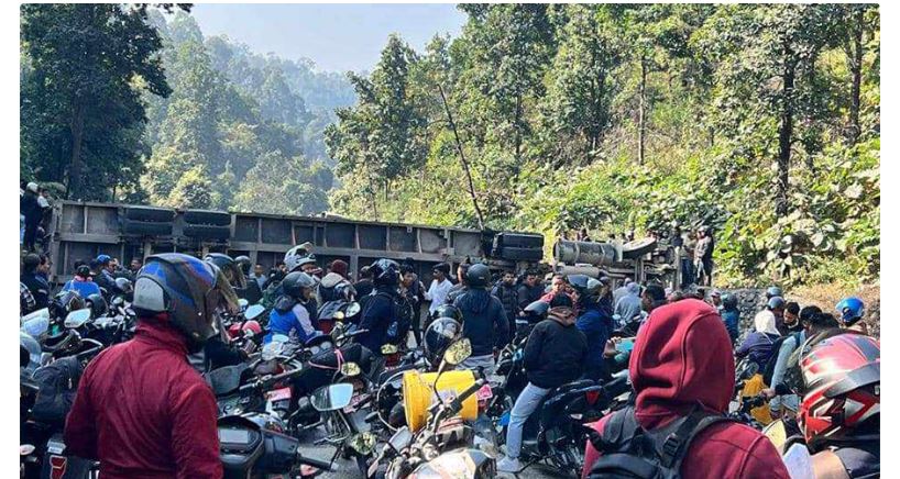 मकवानपुर र बाराको सिमानामा कन्टेनर पल्टिँदा पूर्वपश्चिम राजमार्ग अवरुद्ध