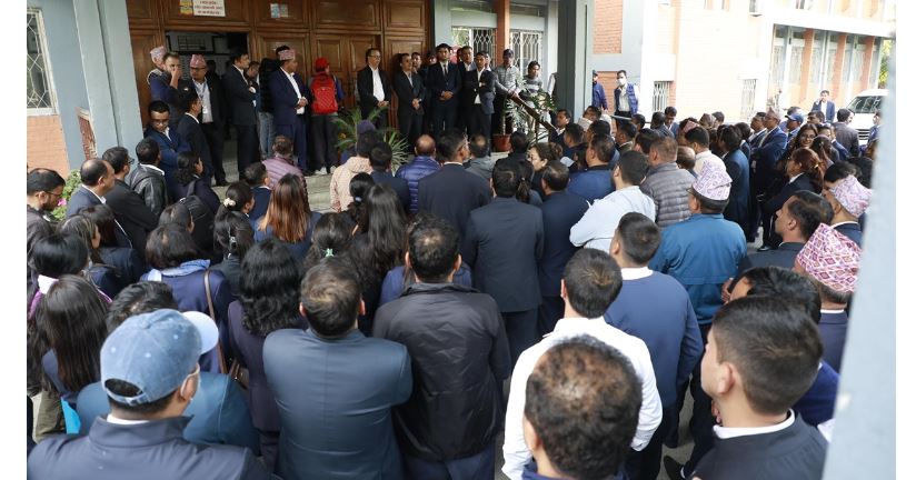 सर्वोच्चको आदेशविरुद्ध कर्मचारीहरूले सिंहदरबारभित्रै गरे विरोध प्रदर्शन