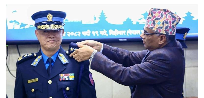 नवनियुक्त प्रहरी महानिरीक्षक खापुङले लगाए दर्ज्यानी चिह्न