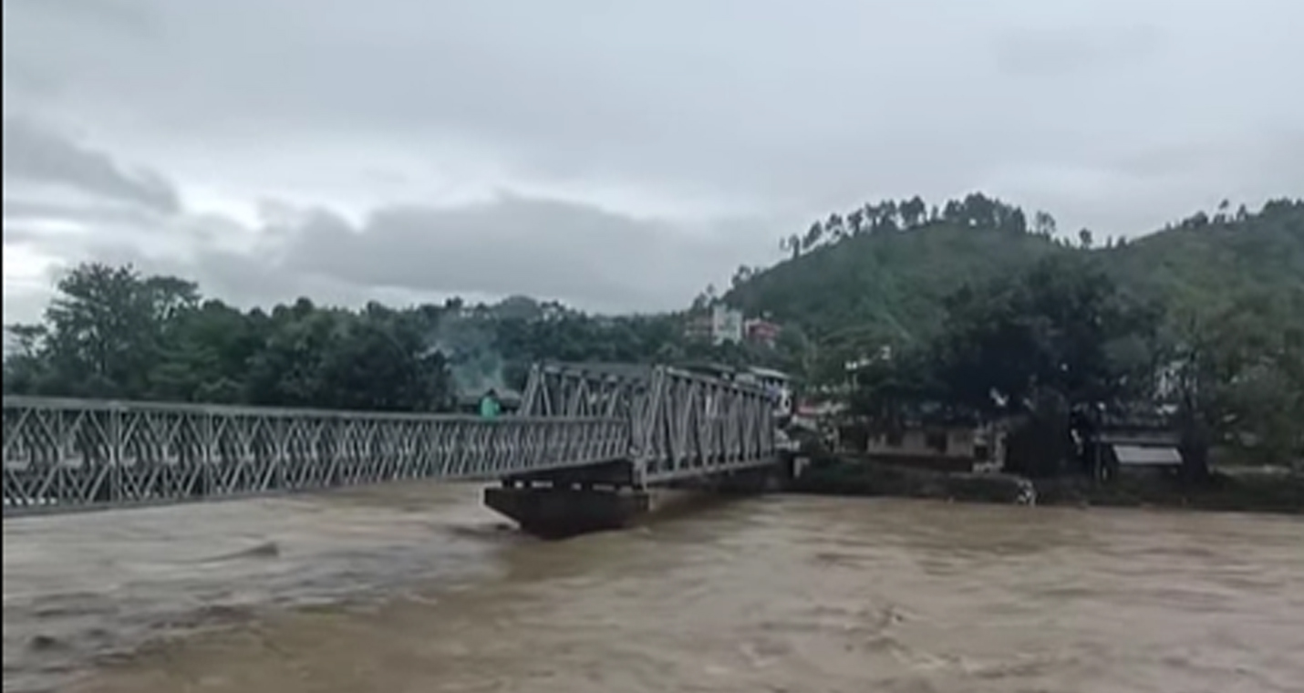 रामेछाप सिन्धुली जोड्ने खुर्कोट पुल सुरक्षाको लागि अब देखि एक पटकमा एउटा मात्रै गाडी पास गर्न दिइने