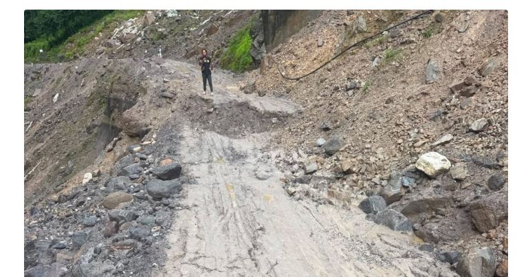 कोदारीको इकोमा सडक भासिँदा तातोपानी नाका पुनः ठप्प