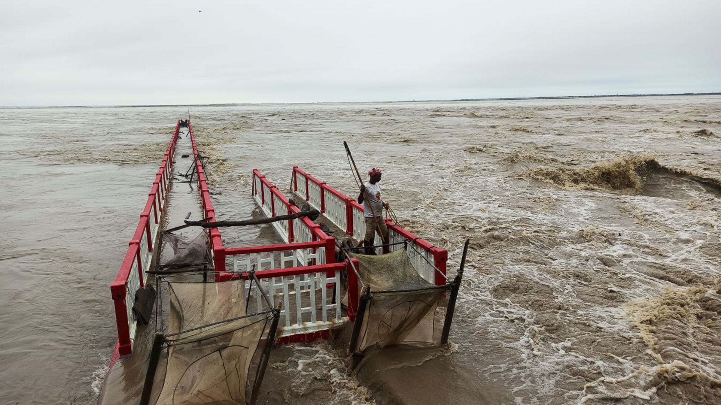 सप्तकोशी नदीमा पानीको बहाव उच्च, ब्यारेजको ५६ ढोकामध्ये २३ खोलियो