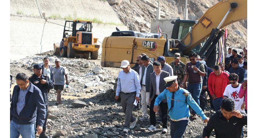 बीपी राजमार्ग अनुगमन गर्न पुगे मन्त्री कुलमान घिसिङ