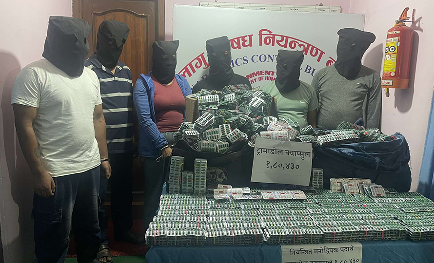 १ लाख ८० हजार क्यासुल ट्रामाडोलसति ६ जना पक्राउ