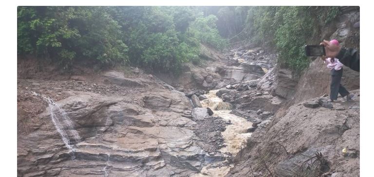 लप्से खोलामा पहिरो खस्दा दिक्तेल–चखेवा सडक अवरुद्ध