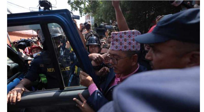 सिंहदरबारभित्रै प्रदर्शन गरेपछि राप्रपा नेताहरु प्रहरी नियन्त्रणमा