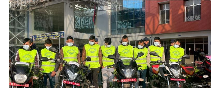 मूलपानीमा गोली हानेर समातिएका १० लुटेराहरुलाई प्रहरीले सार्वजनिक