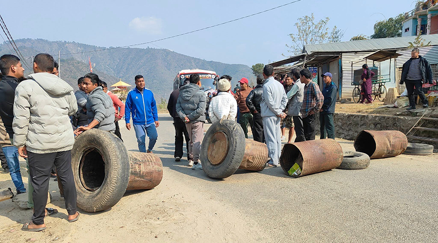 जिपको ठक्करबाट बालकको मृत्यु, मध्यपहाडी लोकमार्ग अवरुद्ध